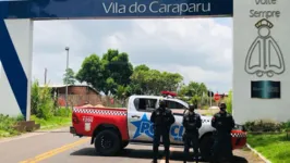 Policiais militares durante rondas em vilarejos do município