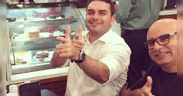Imagem ilustrativa da notícia Flávio Bolsonaro admite que Queiroz pagava suas contas pessoais
