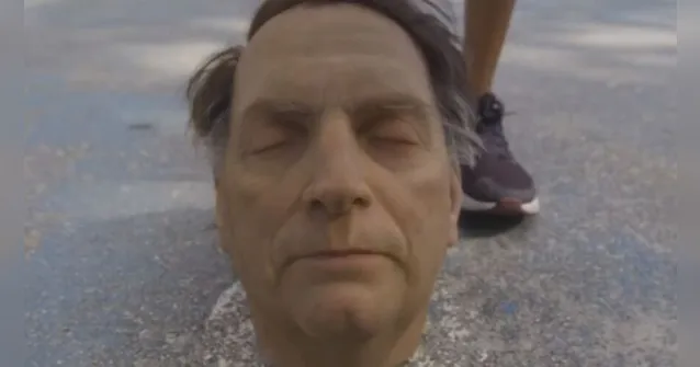 Imagem ilustrativa da notícia Coletivo polemiza após jogar futebol com uma réplica da cabeça de Bolsonaro