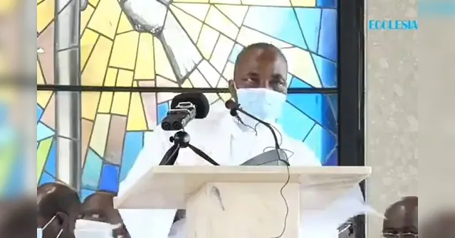 Imagem ilustrativa da notícia Padre morre durante missa na frente dos fiéis. Veja o vídeo!