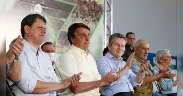 Imagem ilustrativa da notícia Enquanto Pantanal arde, Bolsonaro entrega títulos de propriedade rural em Mato Grosso