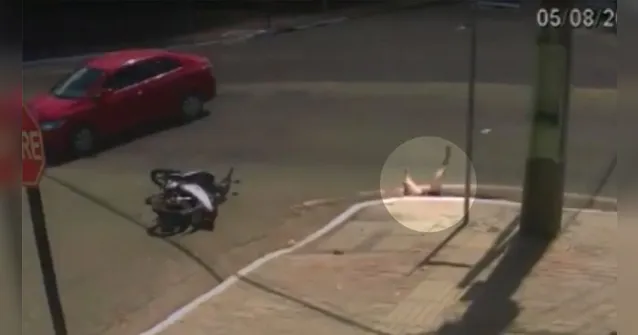 Imagem ilustrativa da notícia Vídeo: mulher cai em bueiro ao ser arremessada em acidente no Pará