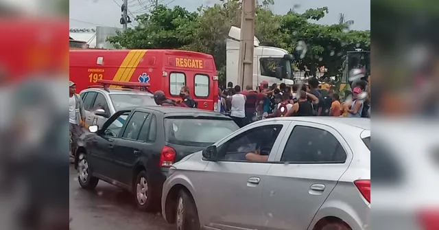 Imagem ilustrativa da notícia Carreta perde controle e deixa duas vítimas fatais na rotatória do Tapanã