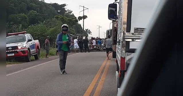 Imagem ilustrativa da notícia Moradores fecham via que dá acesso à ilha do Mosqueiro durante protesto