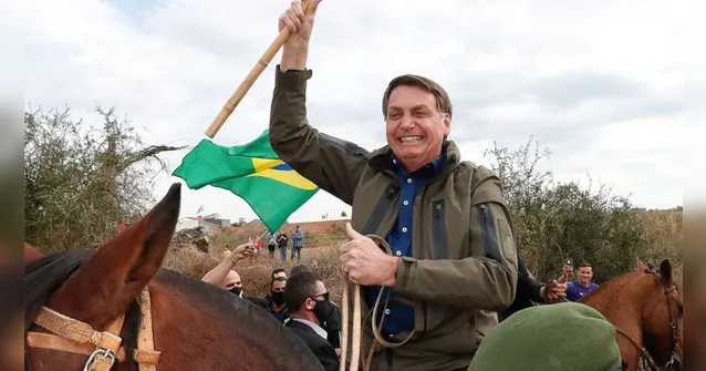 Imagem ilustrativa da notícia "Encher sua boca de porrada", diz Bolsonaro a jornalista ao ser questionado sobre Queiroz