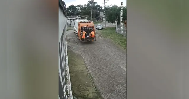 Imagem ilustrativa da notícia Estudante é esmagada por caminhão de lixo após mochila ficar presa