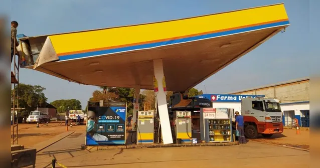 Imagem ilustrativa da notícia Carreta derruba teto de posto de combustível e quase causa tragédia no Pará