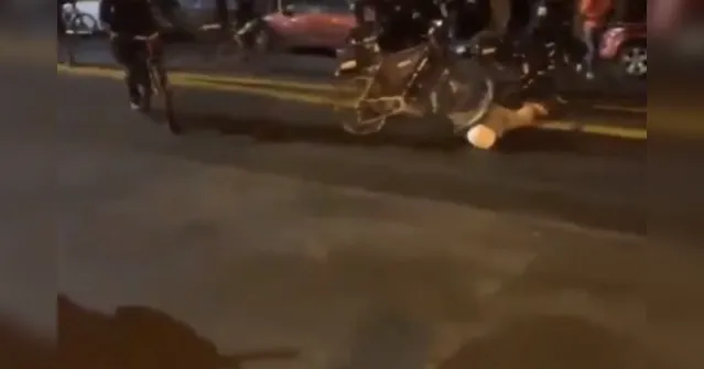 Imagem ilustrativa da notícia Policial passa por cima de pescoço de manifestante com bicicleta; veja o vídeo