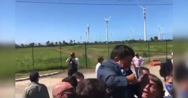 Imagem ilustrativa da notícia Bolsonaro carrega homem anão pensando que era criança