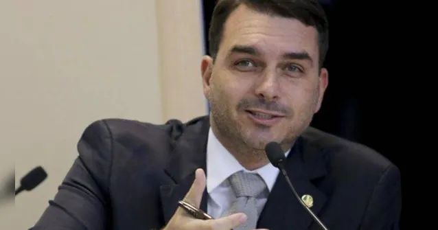 Imagem ilustrativa da notícia Filho de Bolsonaro falta acareação sobre vazamento de operação contra Queiroz 