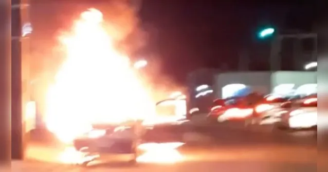 Imagem ilustrativa da notícia Carro em chamas assusta moradores na Timbiras; veja o vídeo!