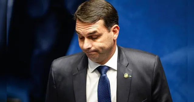 Imagem ilustrativa da notícia MP conclui denúncia contra Flávio Bolsonaro e Queiroz por esquema de rachadinha