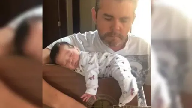 Imagem ilustrativa da notícia Bebê dorme em cima de violão enquanto pai toca sertanejo. Veja!