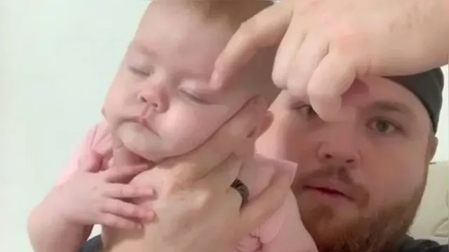 Imagem ilustrativa da notícia Pai viraliza após mostrar truque para fazer bebê dormir instantaneamente