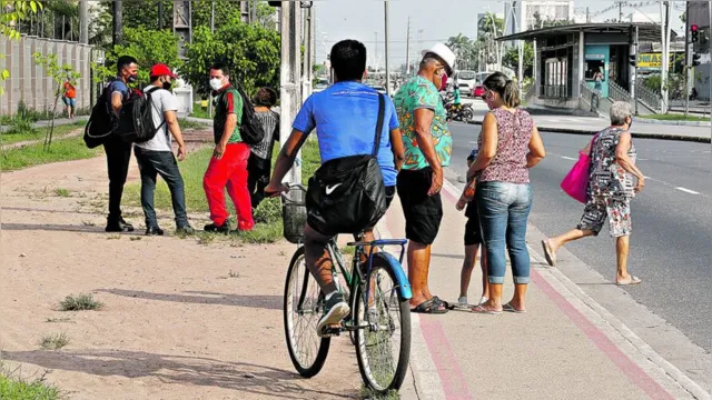 Imagem ilustrativa da notícia Pedestres e ciclistas sofrem para circular pela Augusto Montenegro