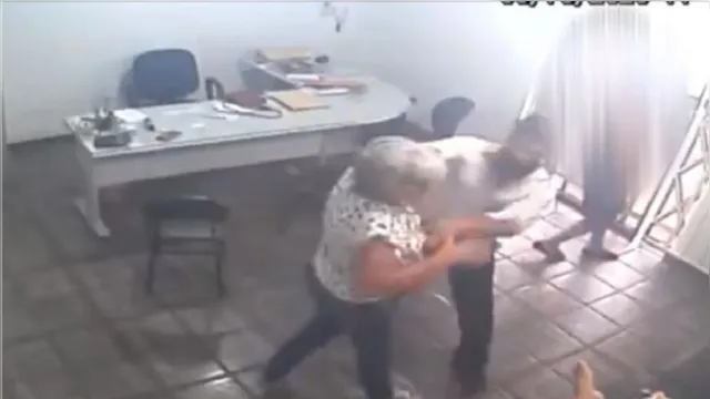 Imagem ilustrativa da notícia Câmeras flagram advogado agredindo idosa após discussão, veja