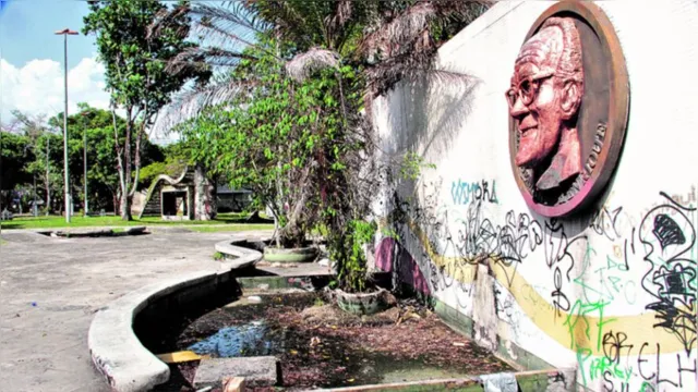 Imagem ilustrativa da notícia Prefeitura gasta mais de R$ 600 mil e Praça Waldemar Henrique segue abandonada