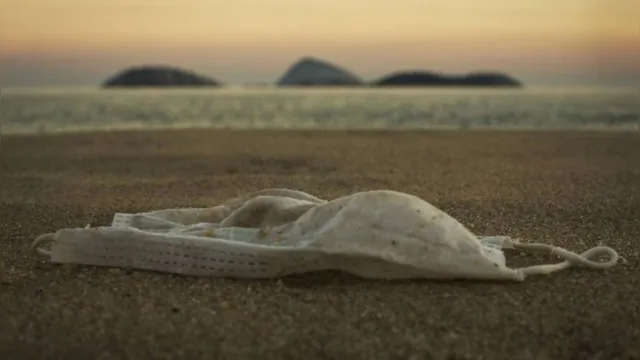 Imagem ilustrativa da notícia Banhistas descartam máscaras nas areias das praia no RJ