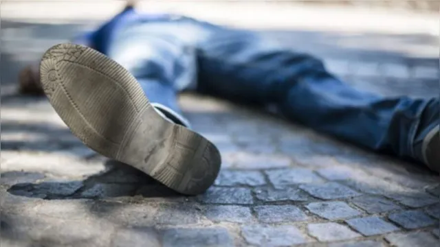 Imagem ilustrativa da notícia Homem morre após bater cabeça durante ataque epiléptico em rua 