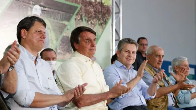 Imagem ilustrativa da notícia Enquanto Pantanal arde, Bolsonaro entrega títulos de propriedade rural em Mato Grosso