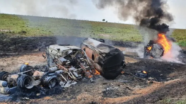 Imagem ilustrativa da notícia Caminhão tomba, pega fogo e motorista morre carbonizado