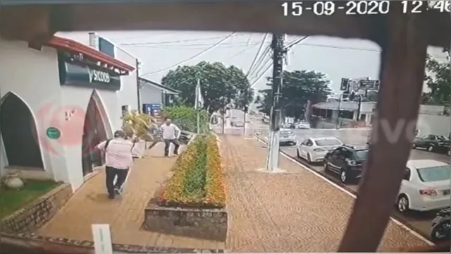 Imagem ilustrativa da notícia Empresário joga dinheiro no meio da rua durante assalto; veja o vídeo