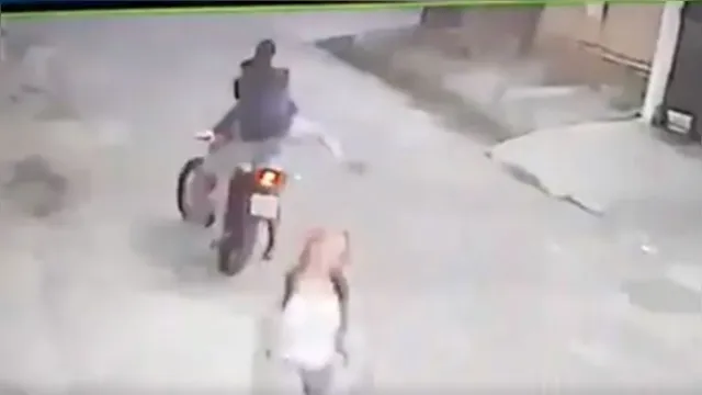 Imagem ilustrativa da notícia Vídeo: Vítima reage e ataca ladrão com 'mata-leão'