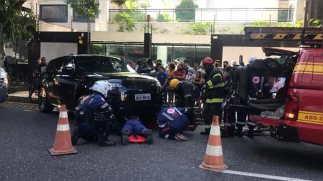 Imagem ilustrativa da notícia Ciclista é atropelada e fica presa embaixo de carro em Belém