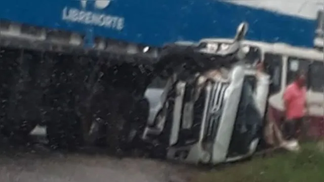 Imagem ilustrativa da notícia Motorista perde o controle e capota carro na BR-316