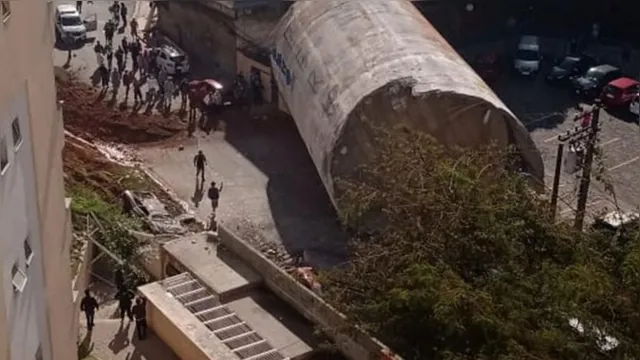 Imagem ilustrativa da notícia Caixa d'água gigante de concreto desaba e esmaga carros. Veja o vídeo!