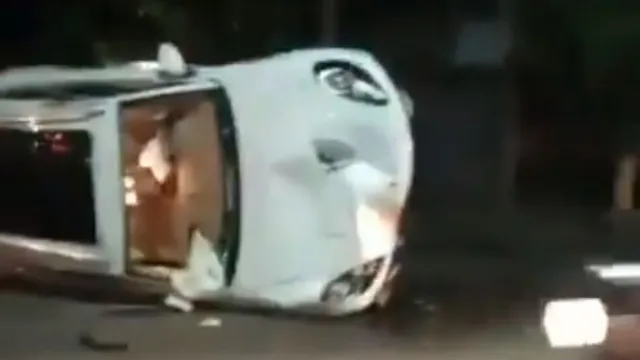 Imagem ilustrativa da notícia Carro de luxo capota após bater em outros carros no Umarizal; veja o vídeo