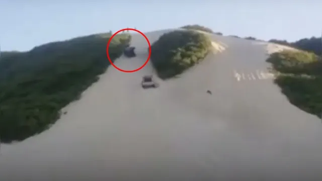 Imagem ilustrativa da notícia Jipe de turismo capota várias vezes após subir em dunas; assista!