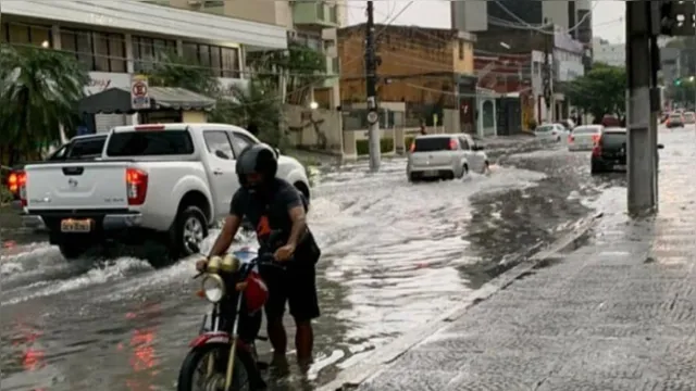 Imagem ilustrativa da notícia Chuva forte causa alagamentos e deixa trânsito caótico em Belém. Acompanhe ao vivo