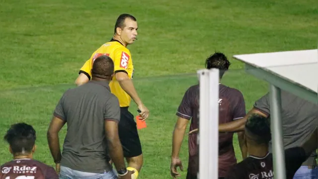 Imagem ilustrativa da notícia Jogador do Jacuipense partiu pra cima do árbitro; assista!