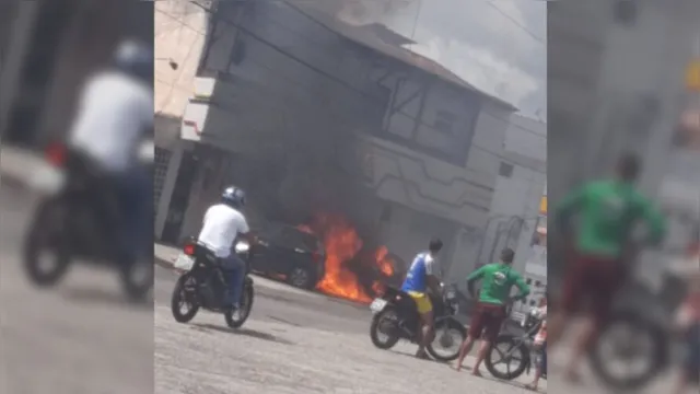 Imagem ilustrativa da notícia Carro pega fogo no meio de avenida na Grande Belém. Veja o vídeo