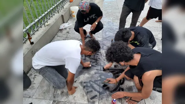 Imagem ilustrativa da notícia Skatistas se reúnem para remover pichações feitas na calçada da Basílica