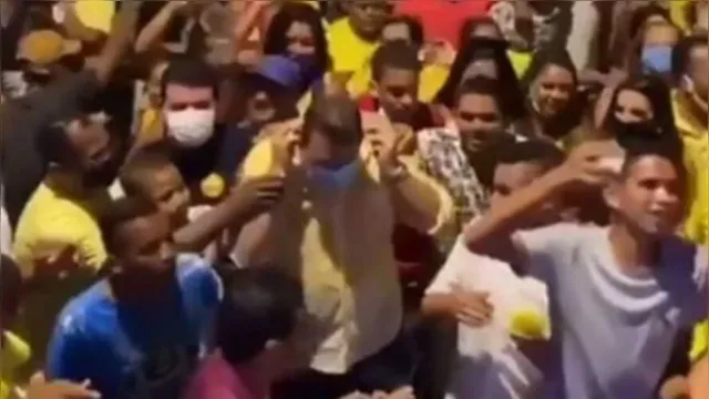 Imagem ilustrativa da notícia Vídeo: prefeito pega máscara usada por eleitor, põe no rosto e tira foto