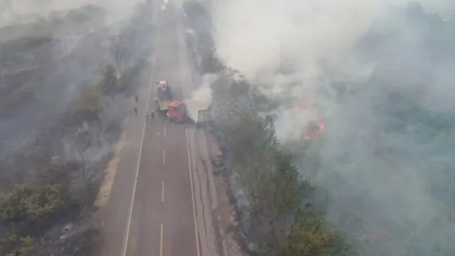 Imagem ilustrativa da notícia Vídeo: caminhões colidem de frente durante queimada no Pantanal