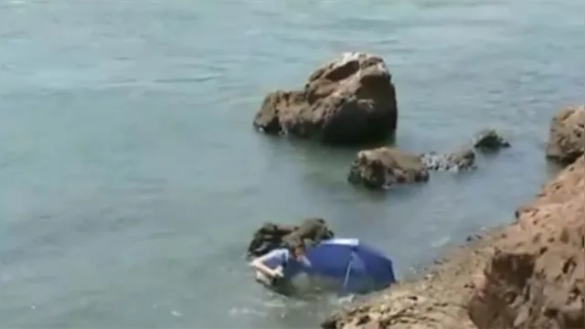 Imagem ilustrativa da notícia Repórter da Globo cai na água durante telejornal. Veja o vídeo!