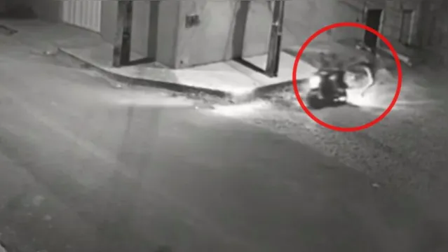 Imagem ilustrativa da notícia Criminoso dá "golpe de voadora" em casal para roubar motocicleta