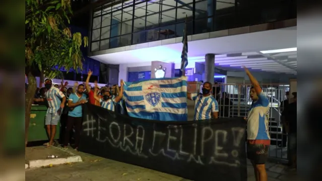 Imagem ilustrativa da notícia Torcedores Paysandu protestam e pedem a saída de Felipe Albuquerque 