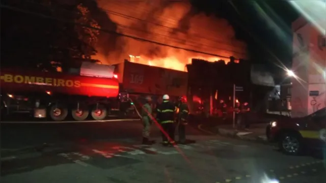 Imagem ilustrativa da notícia Suposto incêndio criminoso destrói prédio em Belém. Veja o vídeo