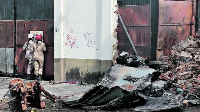 Imagem ilustrativa da notícia Trabalhadores tentam recuperar objetos que estavam em  galpão incendiado 