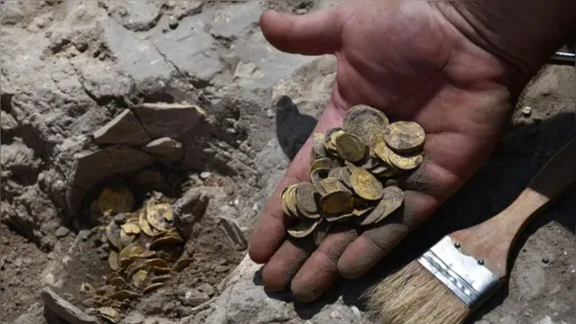 Imagem ilustrativa da notícia Jovem encontra moedas de ouro com mais de 1.100 anos