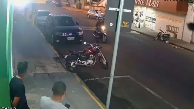 Imagem ilustrativa da notícia Vídeo: homem invade calçada e atropela três pessoas