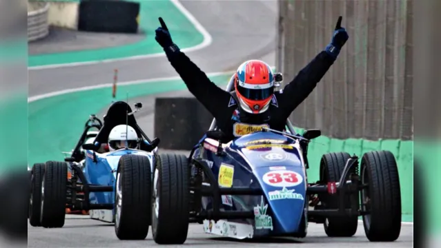 Imagem ilustrativa da notícia Piloto do Leão brilha em Interlagos e lidera Fórmula Vee