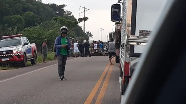 Imagem ilustrativa da notícia Moradores fecham via que dá acesso à ilha do Mosqueiro durante protesto