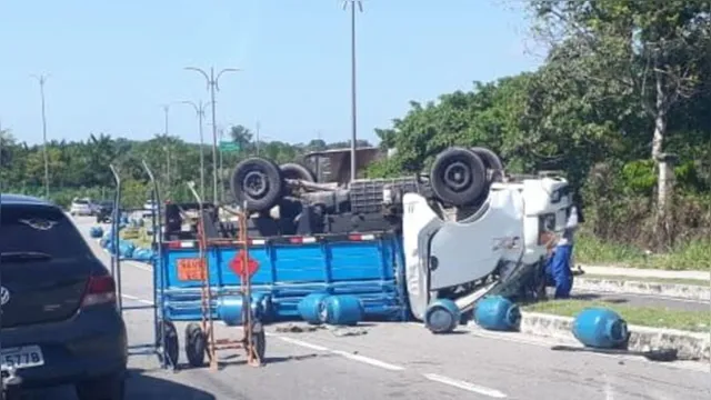 Imagem ilustrativa da notícia Moradores saqueiam carga após caminhão de gás capotar em Belém