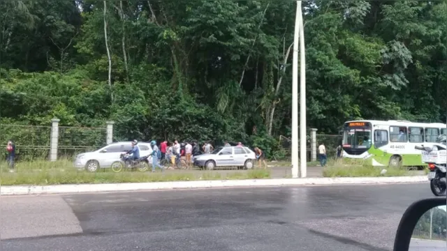 Imagem ilustrativa da notícia Motorista perde controle de carro e invade área de parque na João Paulo II