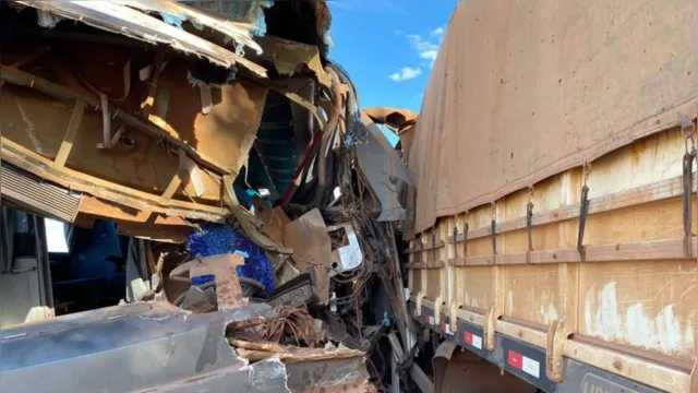 Imagem ilustrativa da notícia Acidente com ônibus e caminhão bitrem deixa 3 mortos no Pará